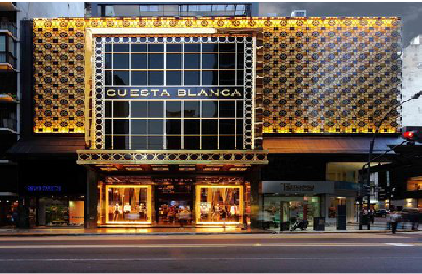 三门门头设计与商业空间的纽带。